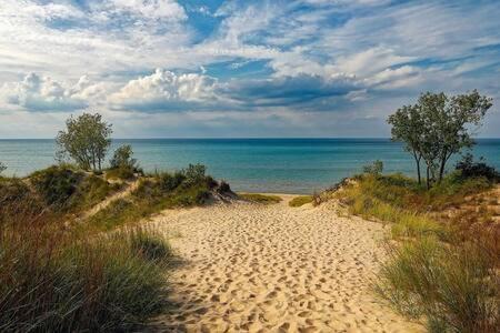 Spacious Upstairs 1Bed- Walking Distance To Beach Outlet Mall Michigan City Dış mekan fotoğraf