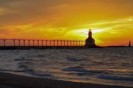 Spacious Upstairs 1Bed- Walking Distance To Beach Outlet Mall Michigan City Dış mekan fotoğraf